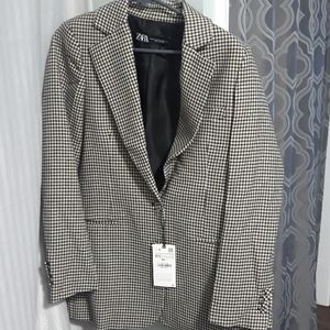 Jacket with shoulder pads